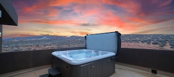 The Highlander - Luxe, Hot Tub, Firepit, Views