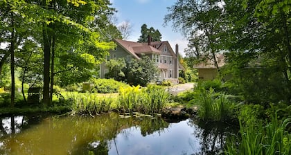 Rustic Log with Pool Game room Amazing koi pound just mins from Hunter Mountain