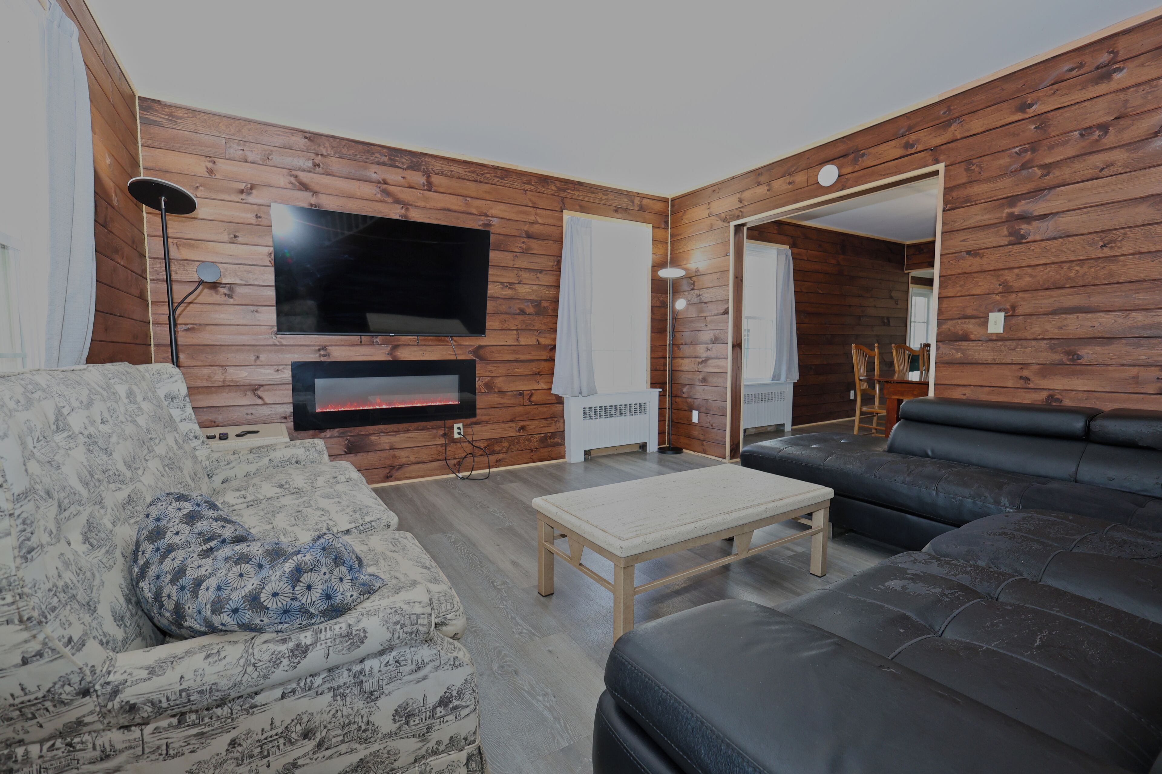 Smart TV, caminetto, videogiochi