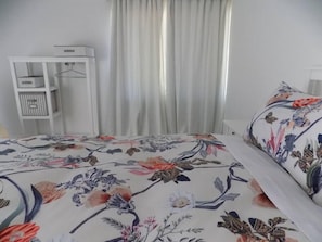 2 dormitorios, escritorio, tabla de planchar con plancha y wifi