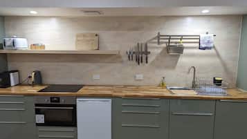 Frigorifero, microonde, forno, piano cottura