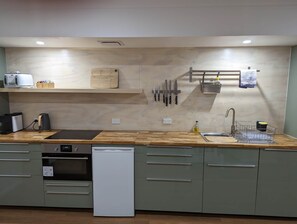 Frigorífico, microondas, horno y placa de cocina