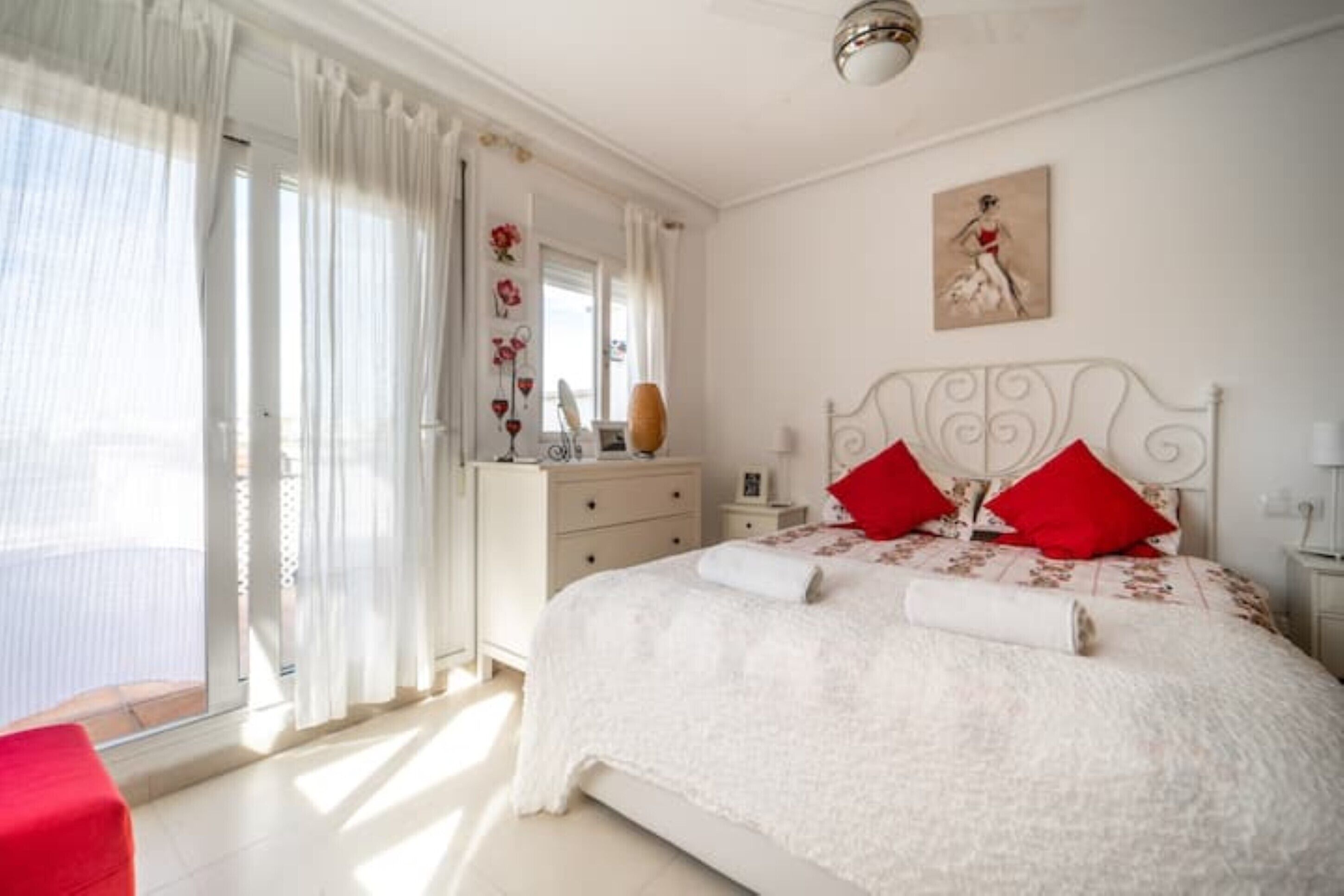 2 slaapkamers, een kluis op de kamer, een bureau