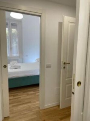 1 sovrum, värdeförvaringsskåp på rummet och skrivbord