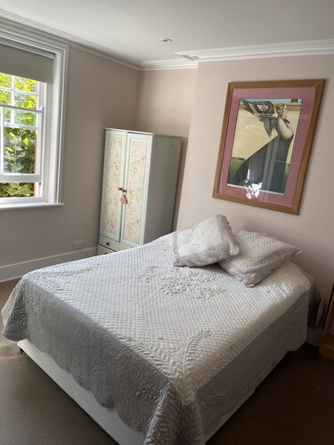 this is a spacious, clean and elegant one double bedroom located in London