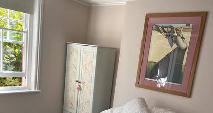 this is a spacious, clean and elegant one double bedroom located in London