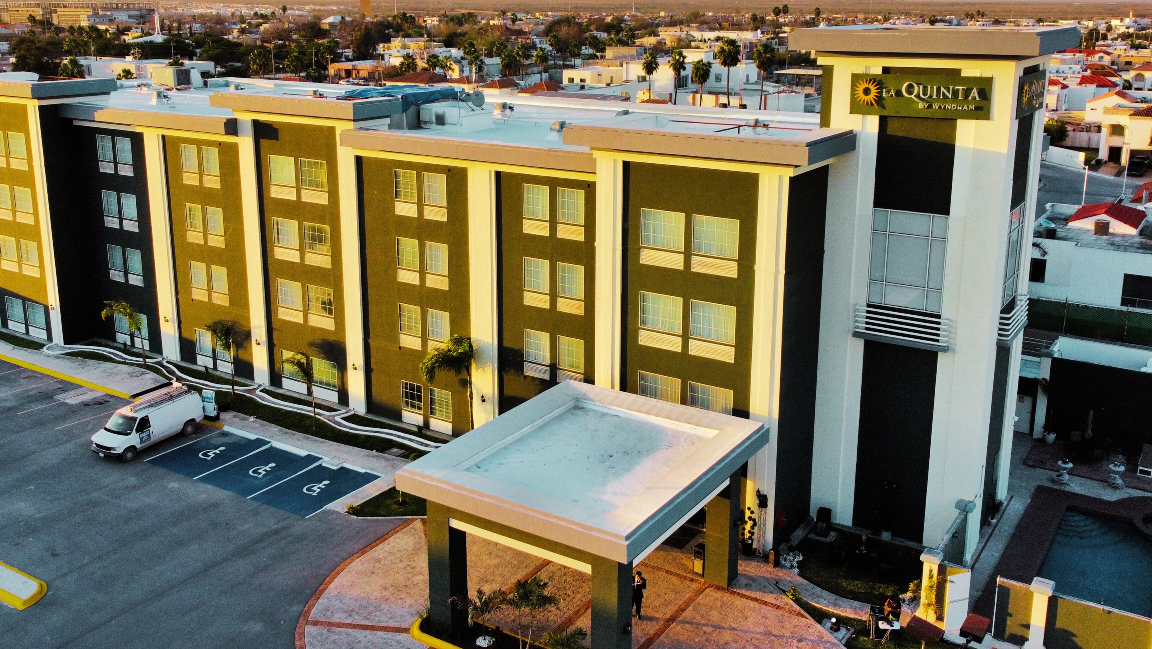 Vista frontal de la propiedad