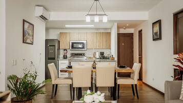 Departamento Deluxe, 3 habitaciones, con acceso para personas discapacitadas, vista a la montaña | Comedor