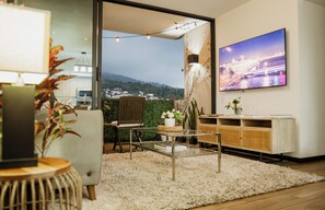 Deluxe Apartment, 3 Bedrooms, Accessible, Mountain View | Living area - Altos Tower Apartamento de 3 habitaciones (San Salvador)