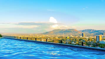 حمّام سباحة خارجي، مفتوح من 5 صباحاً إلى 10:00 مساءً، مقاعد للتشمس