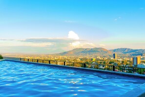 Outdoor pool, open 5:00 AM to 10:00 PM, pool loungers - Altos Tower Apartamento de 3 habitaciones (San Salvador)