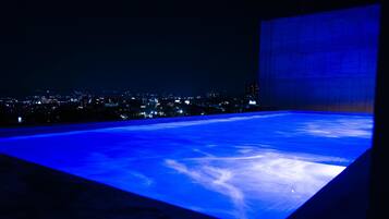 Alberca al aire libre, acceso de 05:00 a 22:00, y camastros