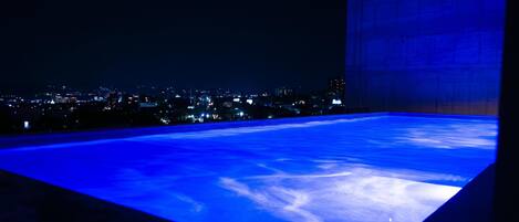 屋外プール、営業時間 5:00 ~ 22:00、サンラウンジャー