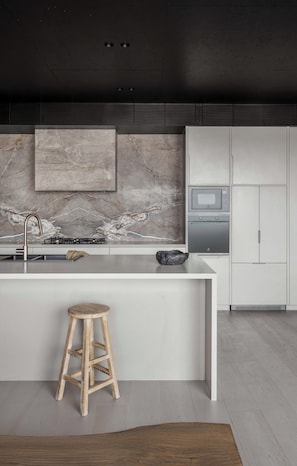 Frigorífico, microondas, horno y placa de cocina