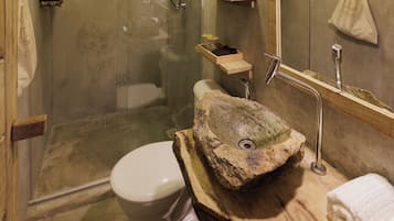 Lyxtoalettartiklar, hårtork, badrock och handdukar