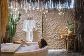 Deluxe Studio Suite | Private spa tub