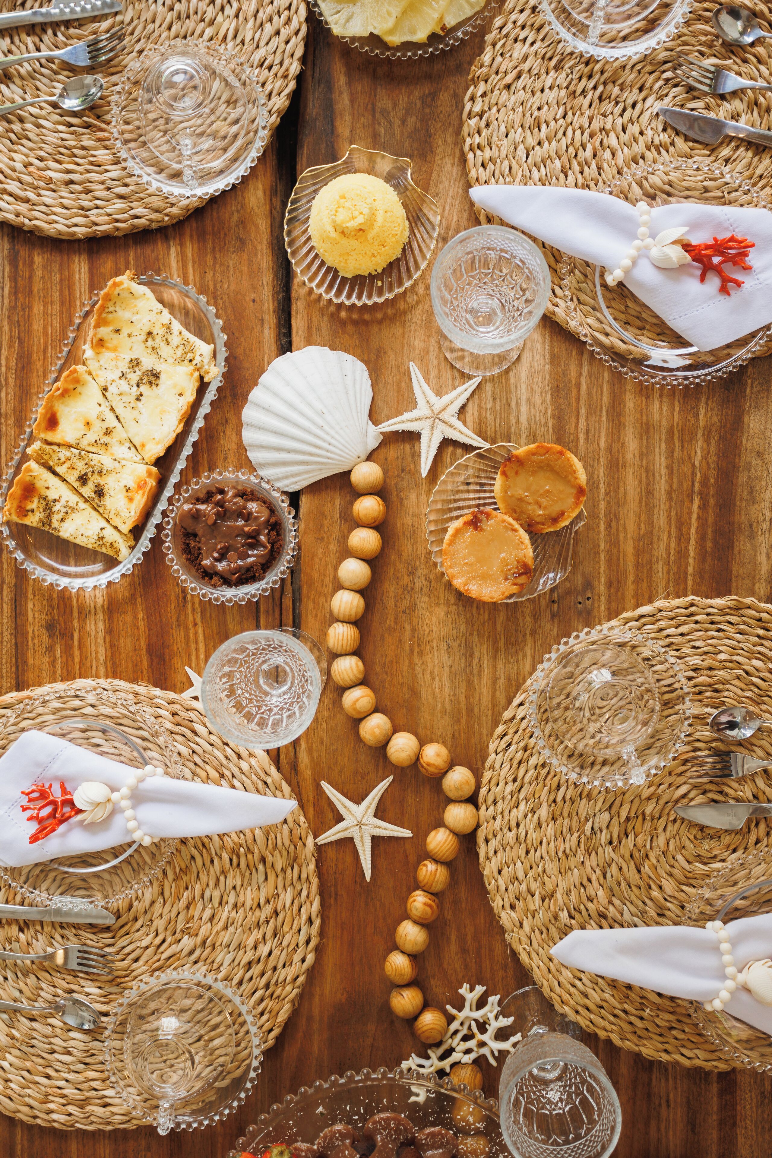 Uma mesa de madeira com vários alimentos e elementos decorativos.