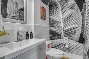 淋浴设施、吹风机、毛巾、肥皂