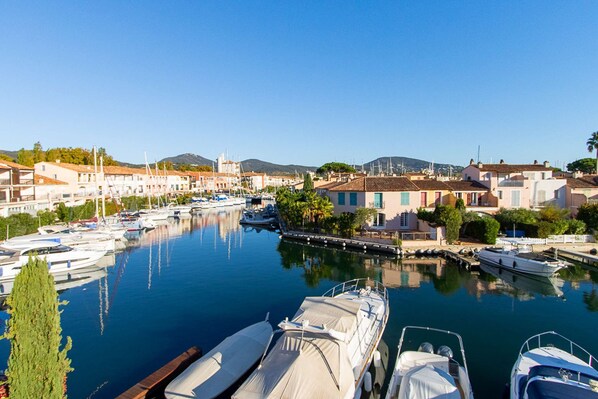 Marina - PORT GRIMAUD Renovated 3-room apartment - Balcony, WIFI, A/C (Grimaud)