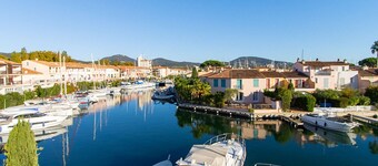 PORT GRIMAUD Renovated 3-room apartment - Balcony, WIFI, A/C