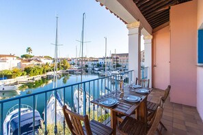 Outdoor dining - PORT GRIMAUD Renovated 3-room apartment - Balcony, WIFI, A/C (Grimaud)
