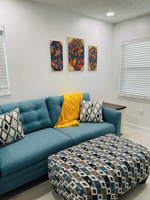 Una televisión, una oficina