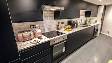 Geladeira, micro-ondas, fogão, cooktop