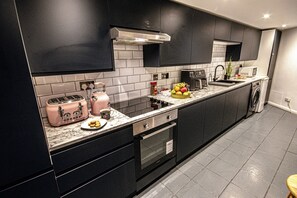 Kylskåp, mikrovågsugn, ugn och spishäll