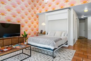 2 habitaciones, escritorio y tabla de planchar con plancha