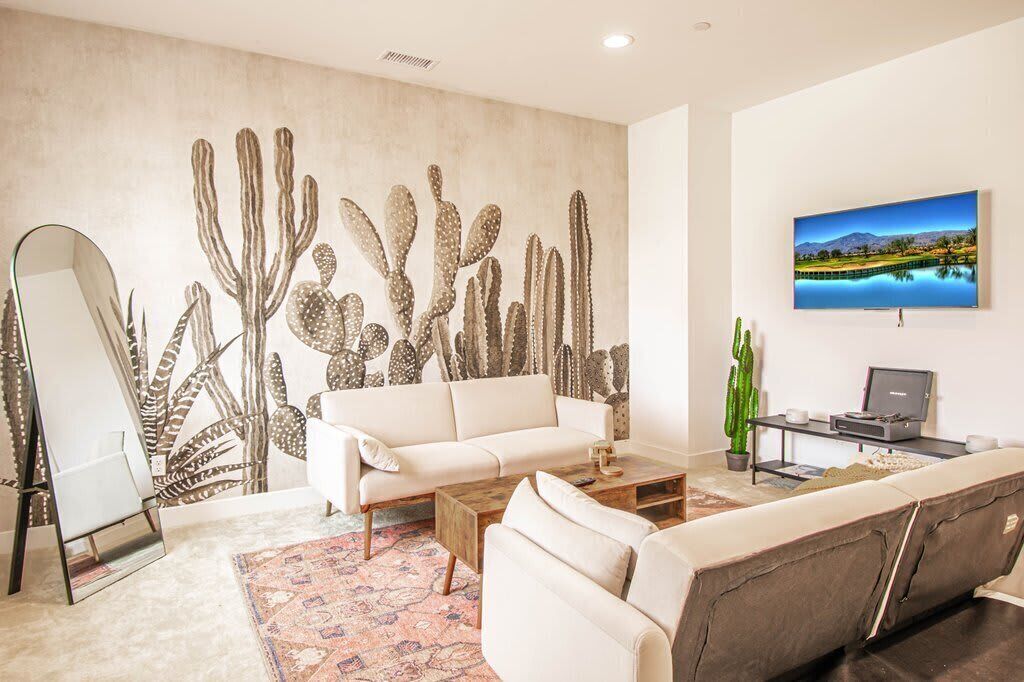 TV, caminetto, libri, studio