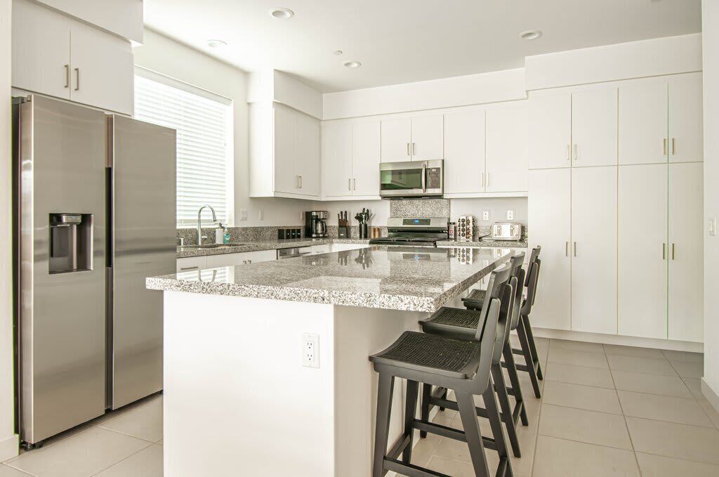 Kylskåp, mikrovågsugn, ugn och spishäll