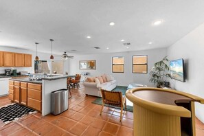 Télévision, livres, espaces bureaux