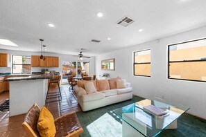 TV, offices - La Quinta Casita | Private Pool, Mountain View (La Quinta)