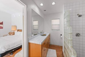 3 soverom, strykejern/-brett, wi-fi og sengetøy