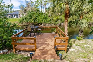 Outdoor dining - Private Oasis on Canal with Dock  (North Port)