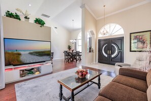 Smart TV, chimenea, reproductor de DVD y monitor de computadora 