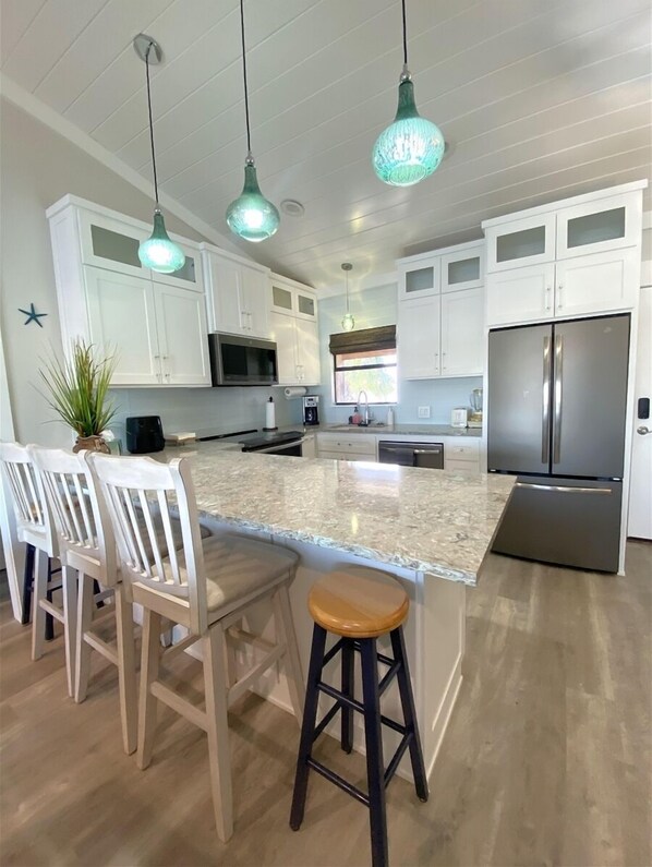 Réfrigérateur, micro-ondes, four, plaque de cuisson