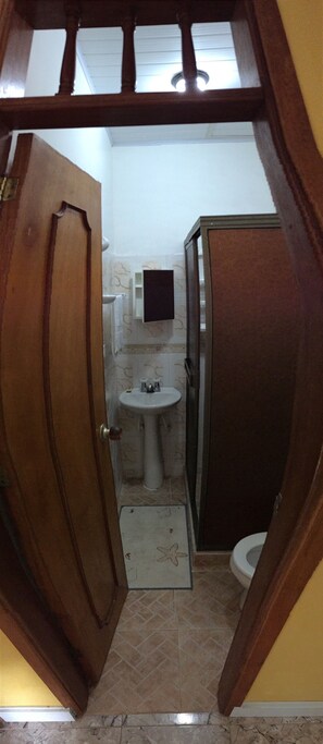 A bathroom with a sink, toilet, and mirror. - Apartahotel Tierras Amazonicas (Leticia)