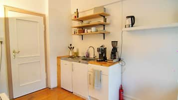 Fridge, stovetop, coffee/tea maker, toaster