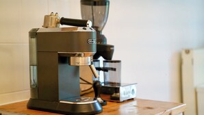 Máquina de café sobre uma bancada de cozinha.