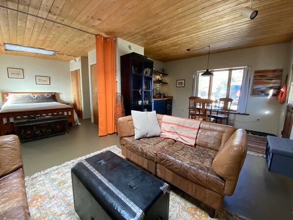 Living area - Cozy quiet Taos Casita close to Plaza (Taos)