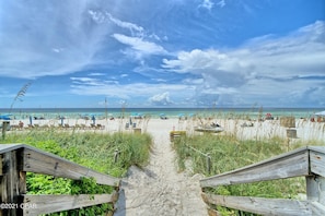 Plage, chaises longues