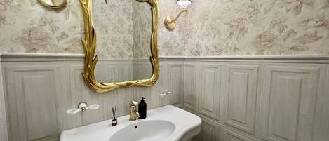 Suihku, hiustenkuivaaja, pyyhkeet, saippua