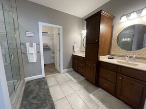 Shower, towels, toilet paper - Right on the 21mm!! 3 bedroom 2 bath waterfront home with dock! In Redhead Cove! (Osage Beach)