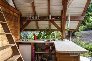 Kjøleskap, ovn, kokeplater og oppvaskmaskin