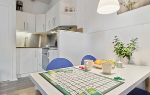 Kühlschrank, Herdplatte, Wasserkocher mit Kaffee-/Teezubehör