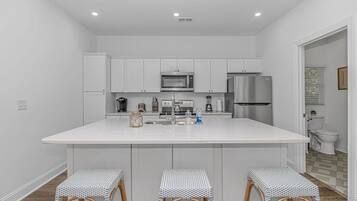 Een koelkast, een magnetron, een oven, een kookplaat