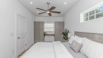 2 slaapkamers, een bureau, een strijkplank/strijkijzer, reisbedje