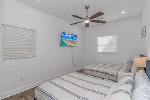 2 habitaciones, escritorio y tabla de planchar con plancha 