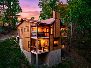 Exterior - 3 King Beds 3.5 Bath Cabin-Hot Tub-Pool Table, Great Smoky Mountains (Sevierville)